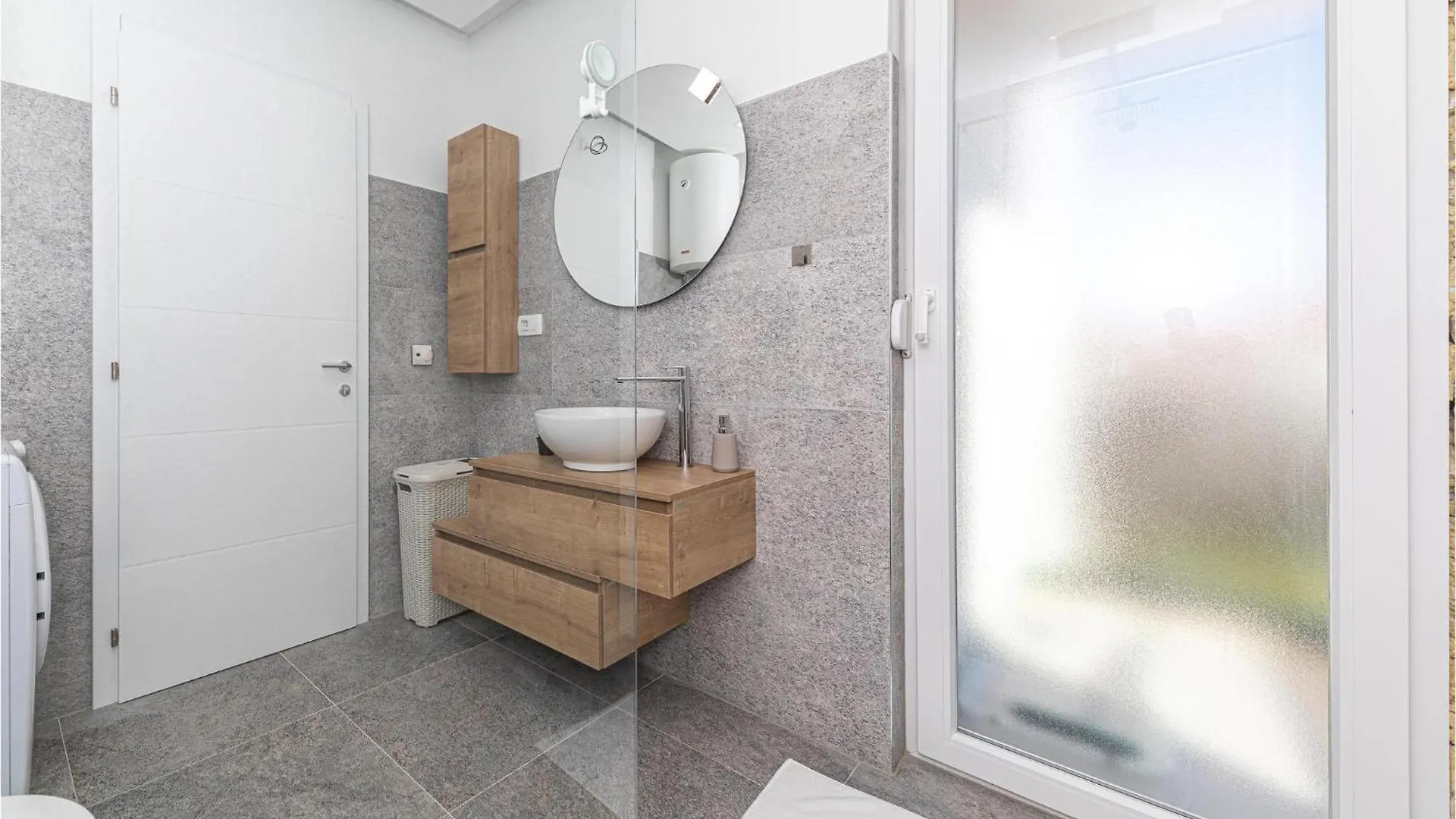 2 Bedroom Cozy Apartment In Okrug Gornji Trogir