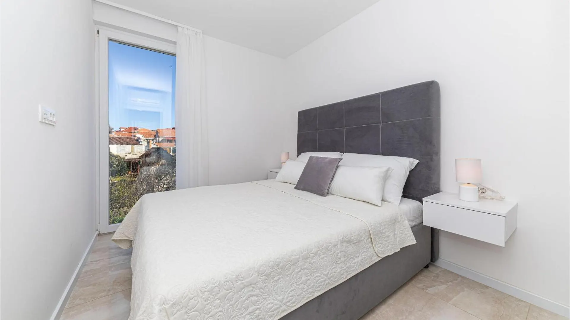 2 Bedroom Cozy Apartment In Okrug Gornji Trogir 0*,