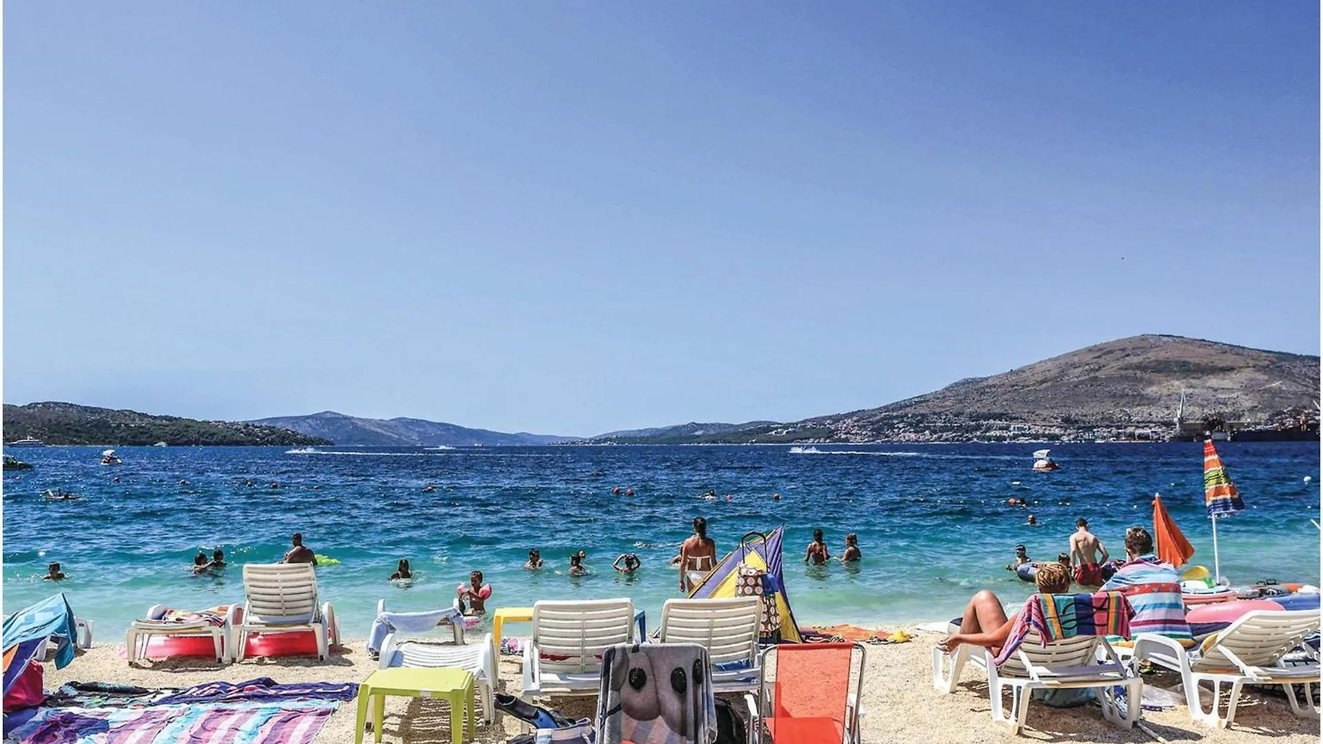 2 Bedroom Cozy Apartment In Okrug Gornji Trogir