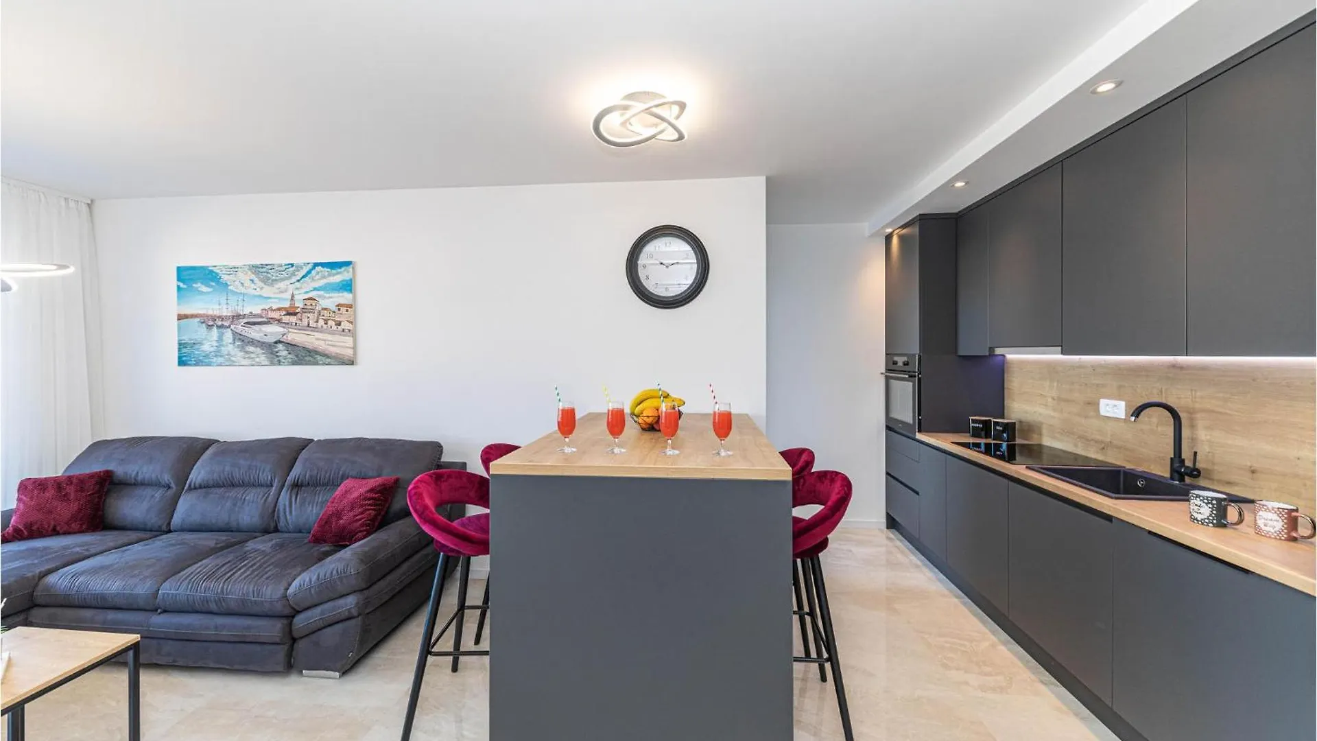 2 Bedroom Cozy Apartment In Okrug Gornji Trogir