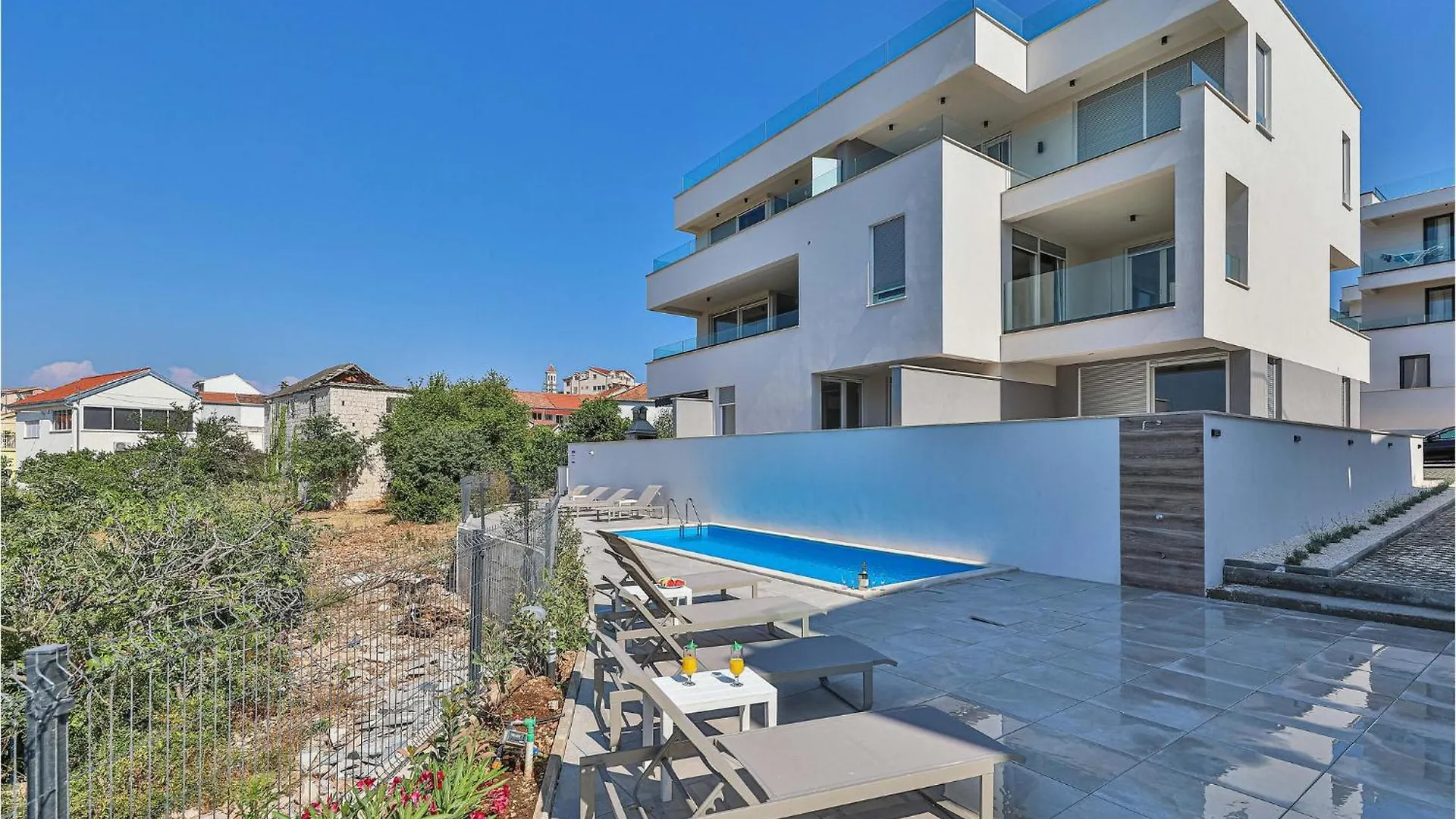 2 Bedroom Cozy Apartment In Okrug Gornji Trogir