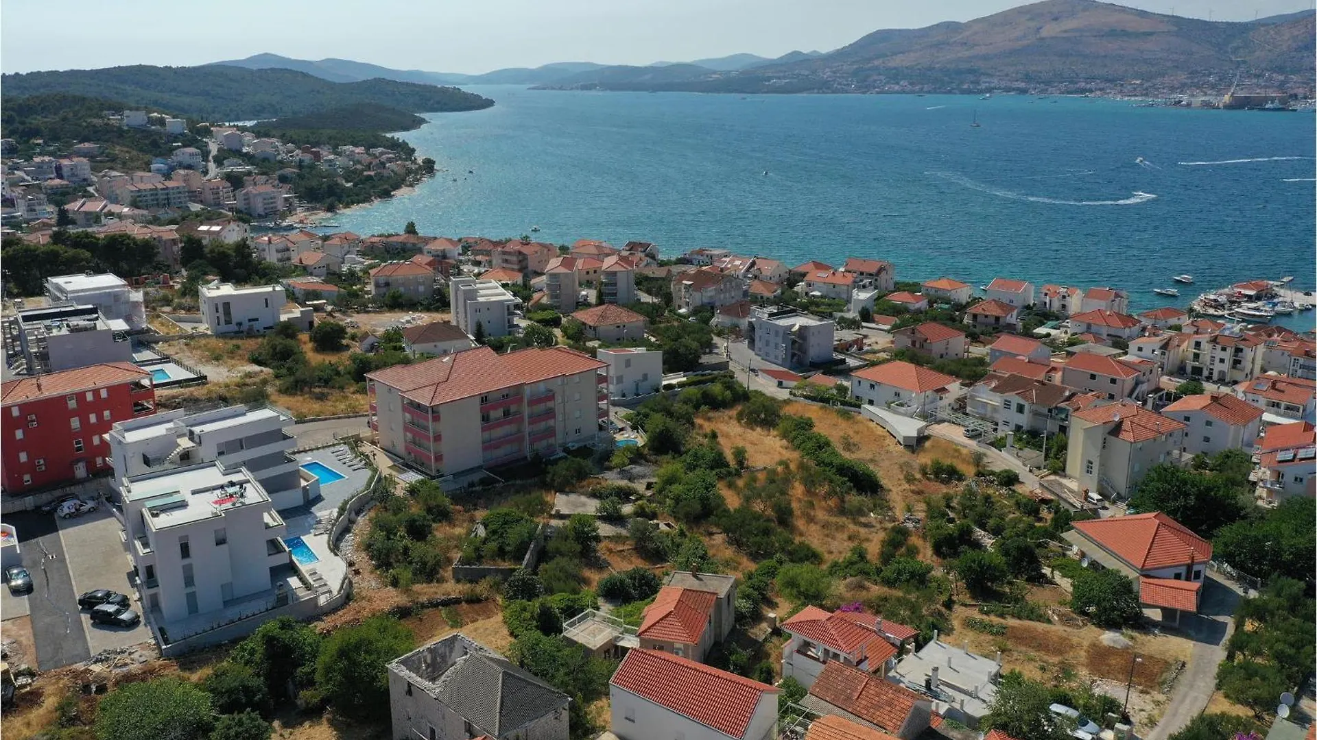 2 Bedroom Cozy Apartment In Okrug Gornji Trogir